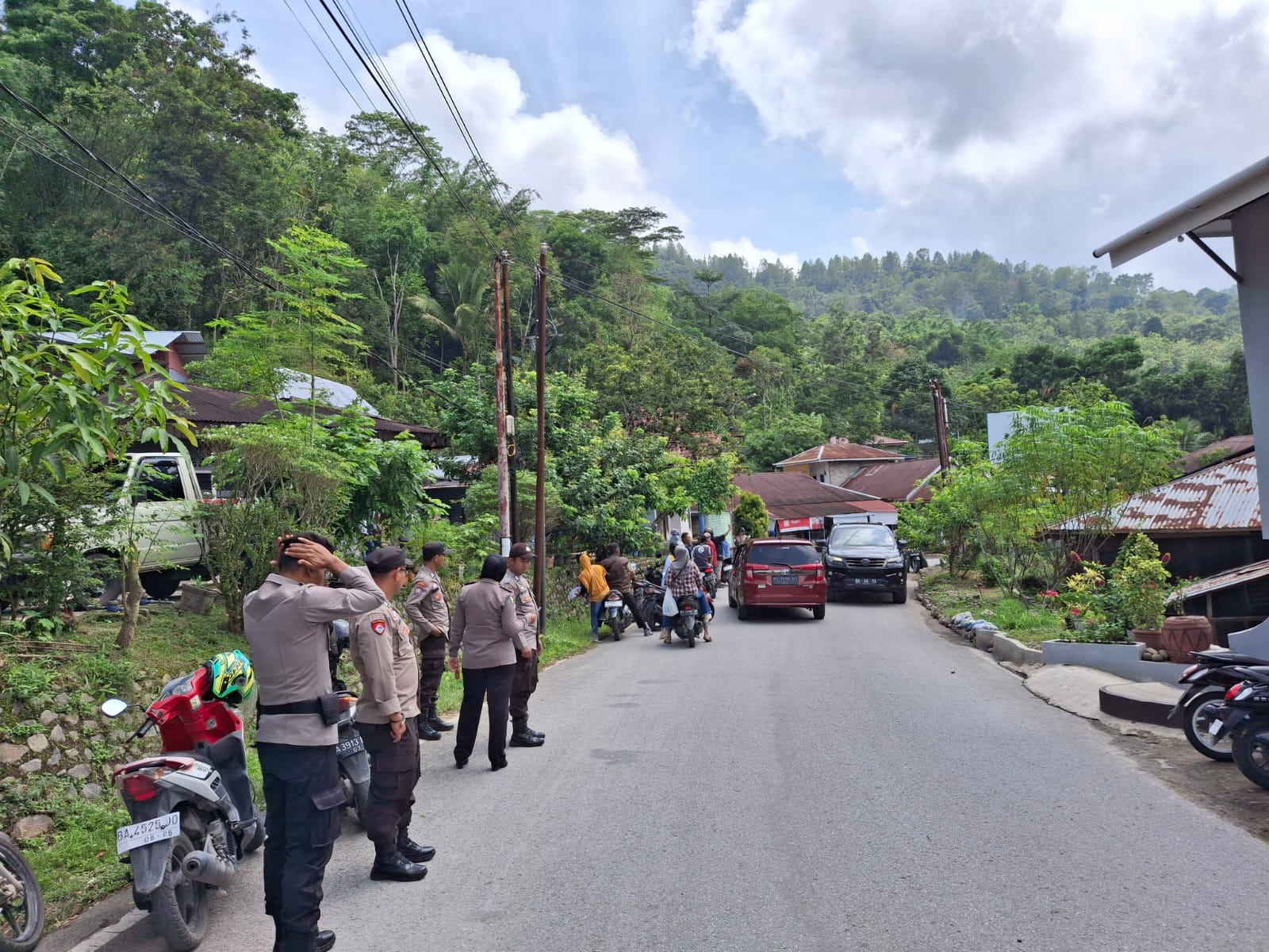 Polres Sawahlunto Lakukan Pengamanan Kampanye Door To Door Paslon 02 Walikota dan Wakil Walikota