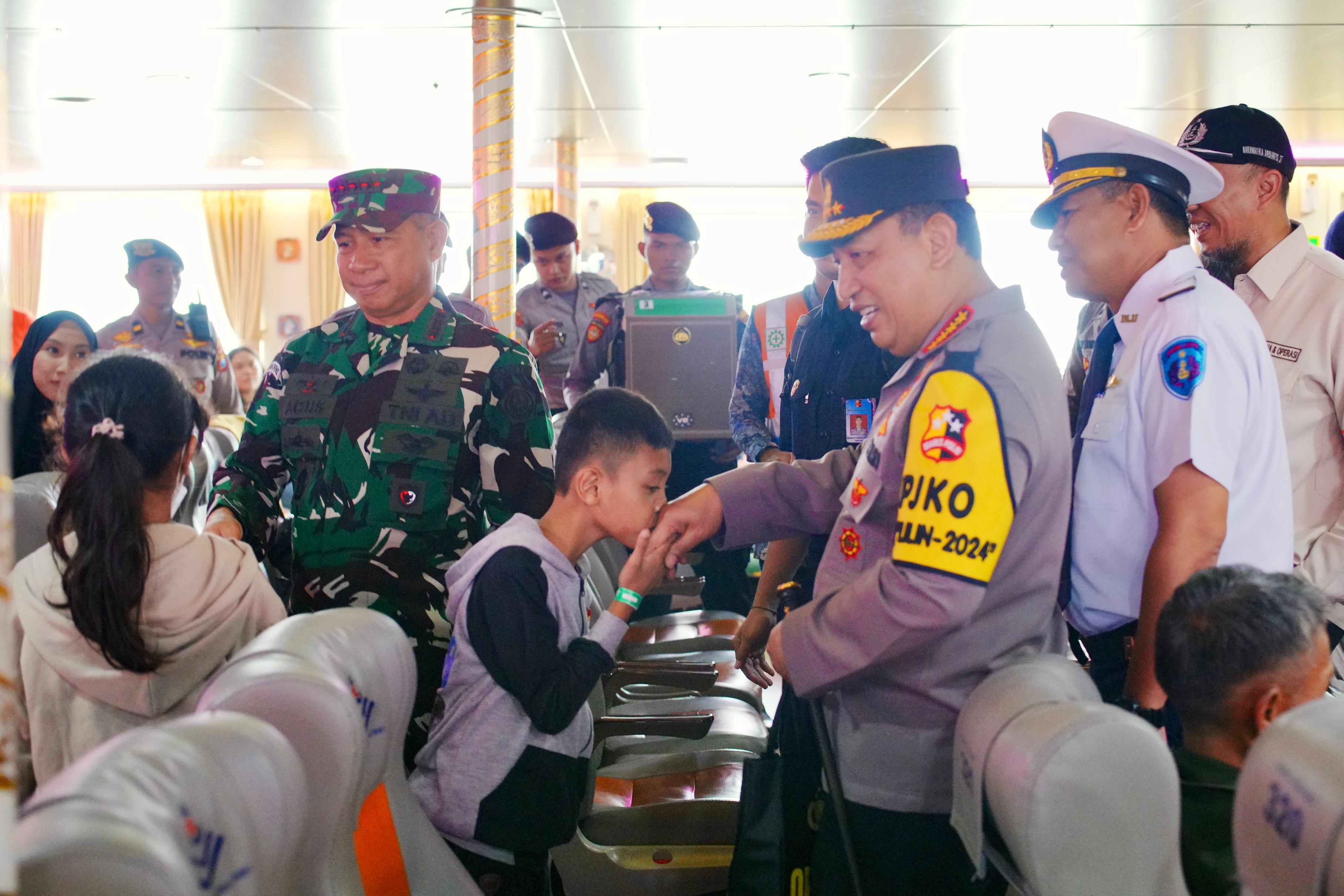 Kapolri Pastikan pengamanan, Kelayakan Kapal, dan Mitigasi Bencana Libur Natal dan Tahun Baru