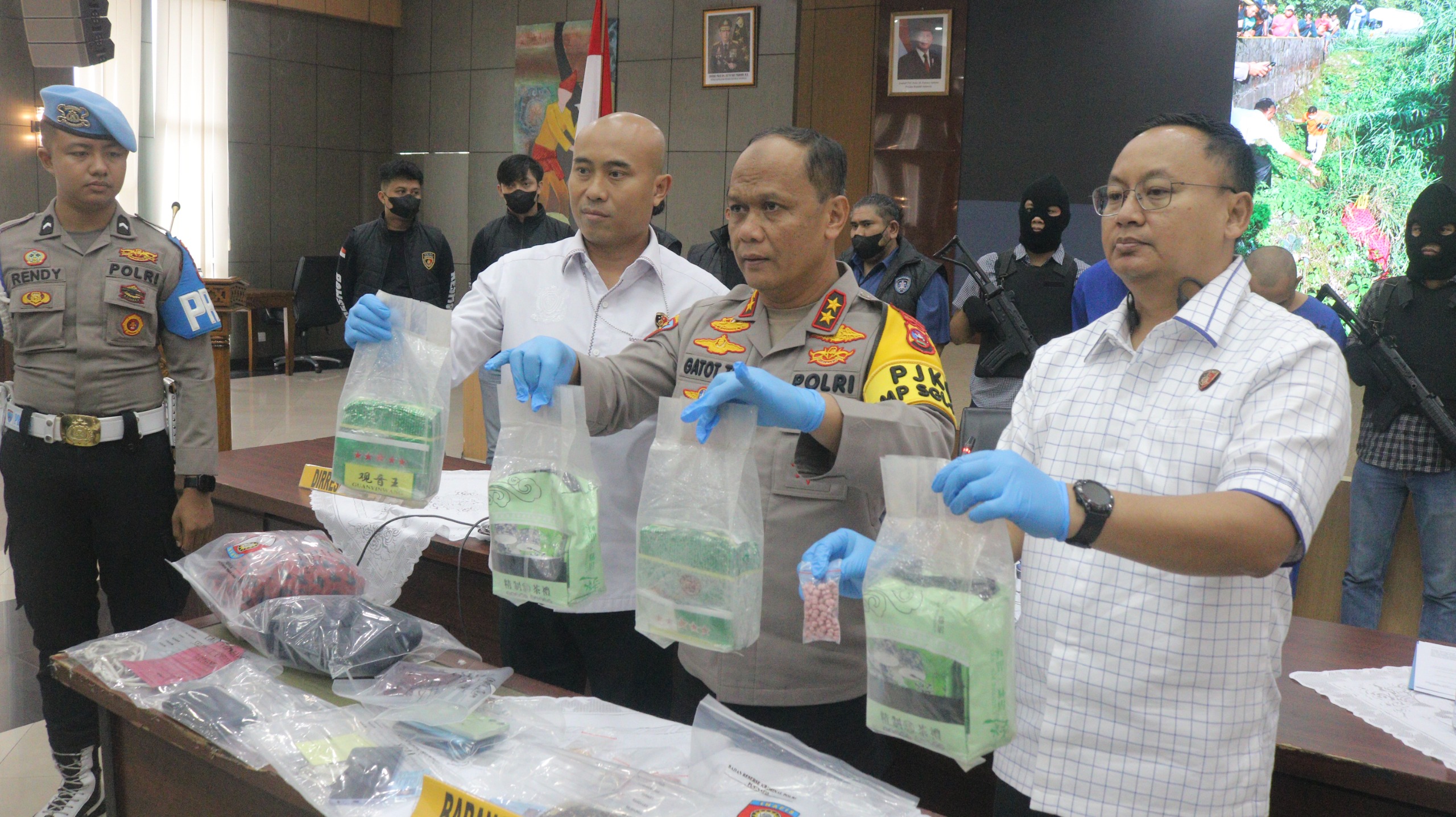 Kapolda Sumbar Pimpin Konferensi Pers Ungkap Kasus Pembunuhan dan Kasus Narkoba