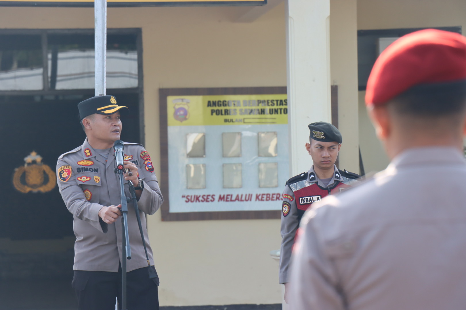 Kapolres Sawahlunto Akbp Simon Yana Putra,S.I.K,M.H, Pimpin Apel Pagi Di Mapolres Sawahlunto.