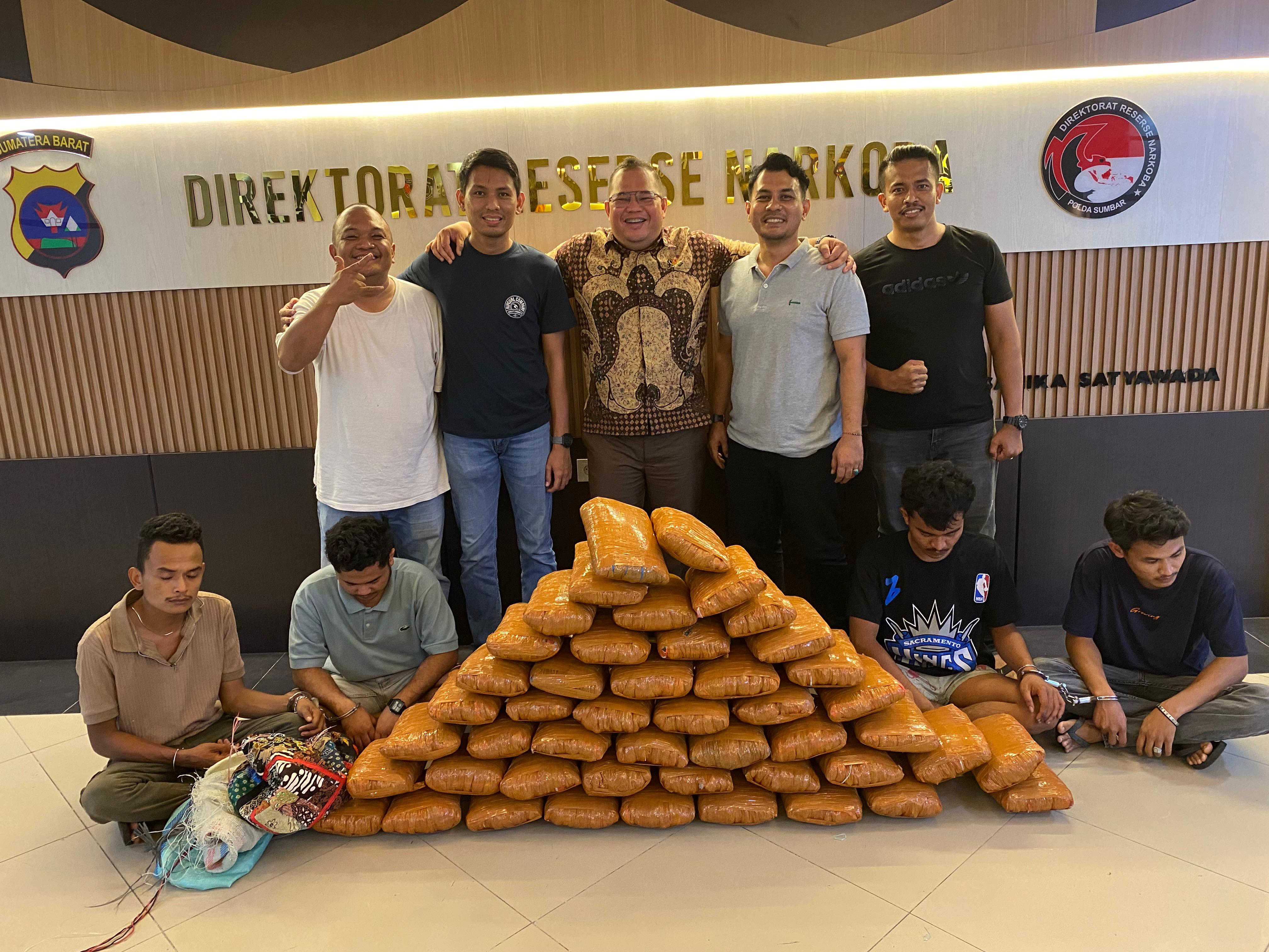 Ditresnarkoba Polda Sumbar Tangkap 4 Pemuda Terkait Narkoba, 47 Paket Besar Ganja Disita