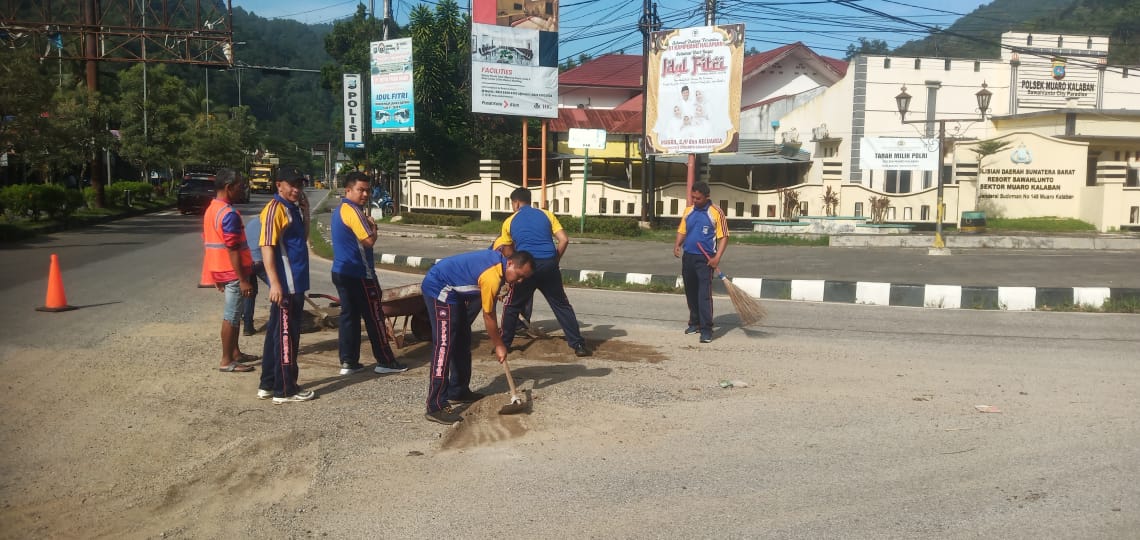 Kapolsek Muaro Kalaban Iptu Doni Fatrizal Pimpin Gotong Royong Bersihkan Tumpukan Pasir yang Membahayakan Pengendara