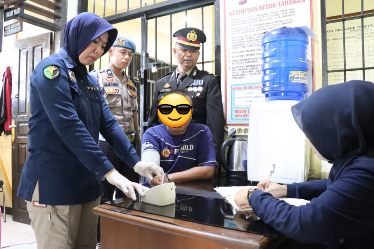 Peduli Kesehatan Tahanan, Kasat Tahti dan Kasi Dokkes Polres Sawahlunto Gelar Pemeriksaan Rutin