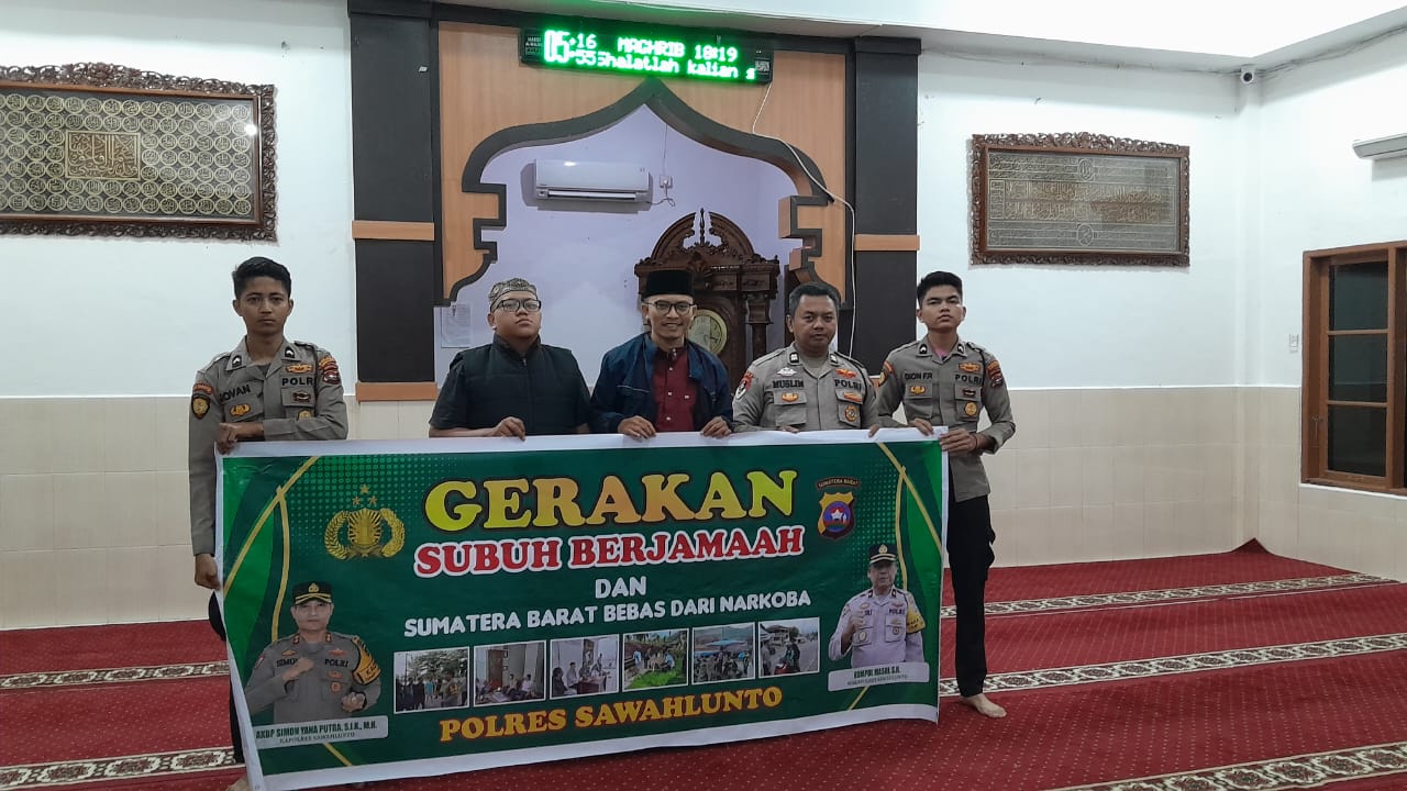Personel Polres Sawahlunto Gelar Gerakan Subuh Berjamaah di Masjid Al-Waliyyu Desa Santur
