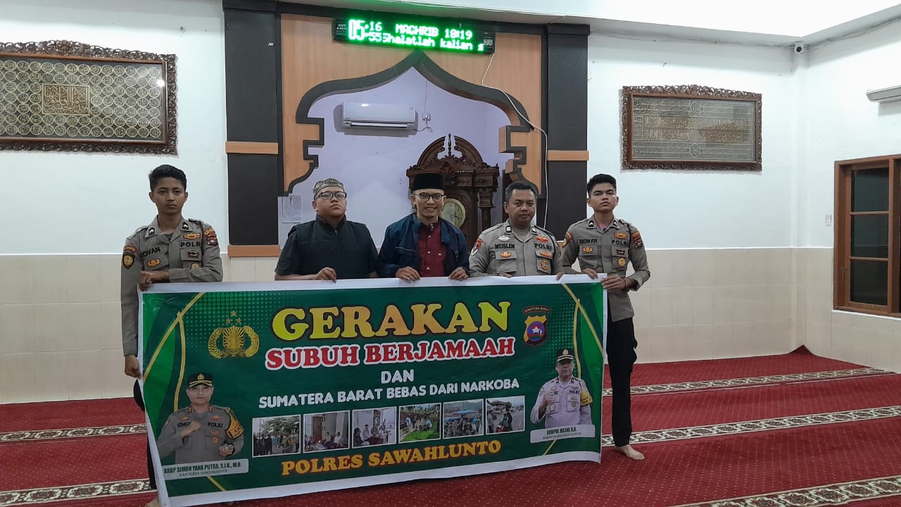 Personel Polres Sawahlunto Gelar Gerakan Subuh Berjamaah di Masjid Al-Waliyyu Desa Santur