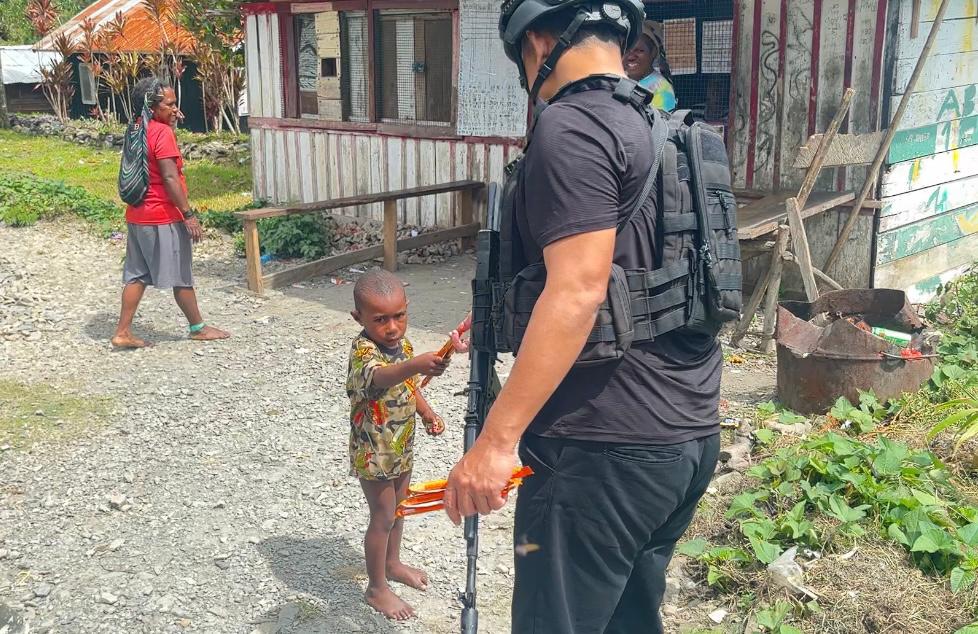 Satgas Humas Ops Damai Sambangi Warga & anak-anak di Distrik Kulirik, Puncak Jaya