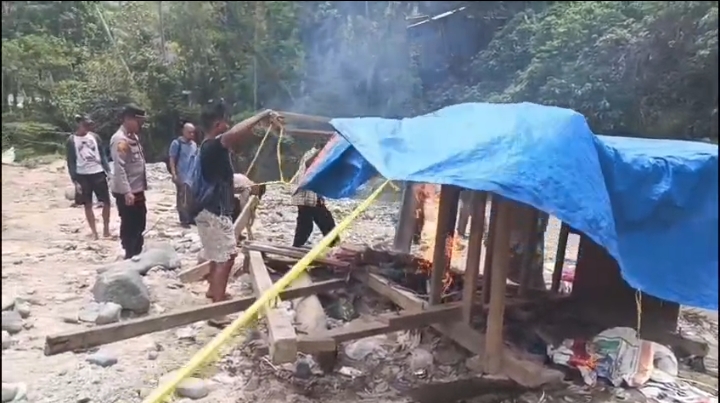 Polres Sawahlunto Tindak Tegas! Satu Kapal PETI Dibakar di Lokasi Penambangan Ilegal
