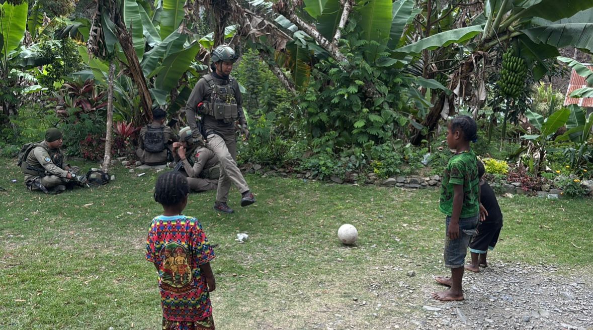 *Tebar Keceriaan, Satgas Damai Cartenz Bermain Bola Bersama Anak-anak Puncak Jaya*