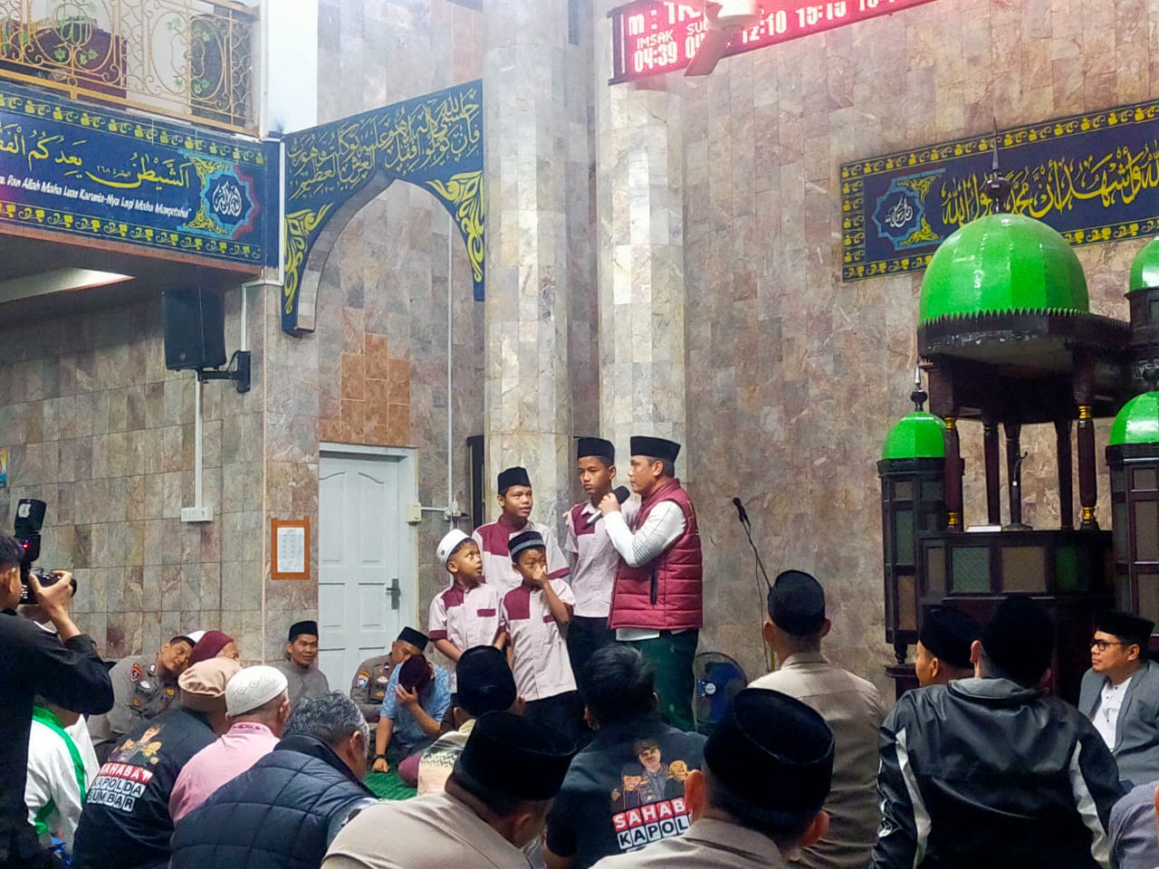 Kapolda Sumatera Barat Irjen. Pol. Dr. Drs. Gatot Tri Suryanta, M.Si., CSFA Melaksanakan Gerakan Subuh Berjemaah (GSB) di Mesjid Taqwa Desa Talawi Hilia Kecamatan Talawi Kota Sawahlunto
