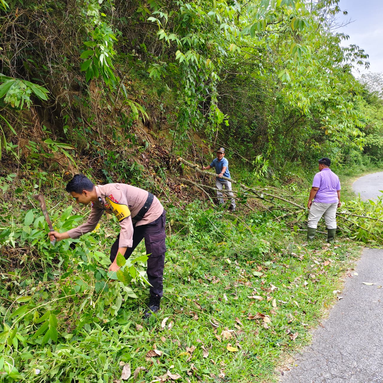 Bhabinkamtibmas Desa Kumbayau Polsek Talawi BRIPTU Ade Septian Bersama Warga Gotong Royong Wujudkan Lingkungan Bersih dan Sehat