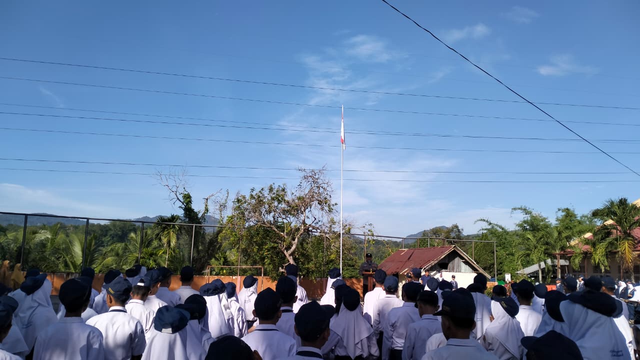 Bhabinkamtibmas Talawi Hilie Sosialisasikan Bahaya Bullying, Narkoba, dan Bijak Bermedia Sosial kepada Siswa SMPN 3 Sawahlunto