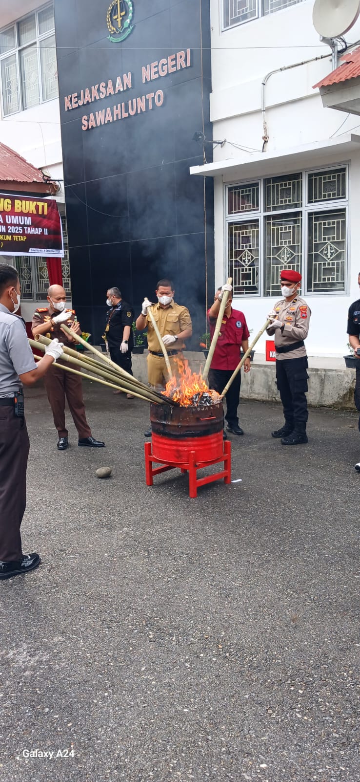 Perkuat Sinergi Penegakan Hukum, Polres Sawahlunto Hadiri Pemusnahan Barang Bukti di Kejaksaan Negeri Sawahlunto