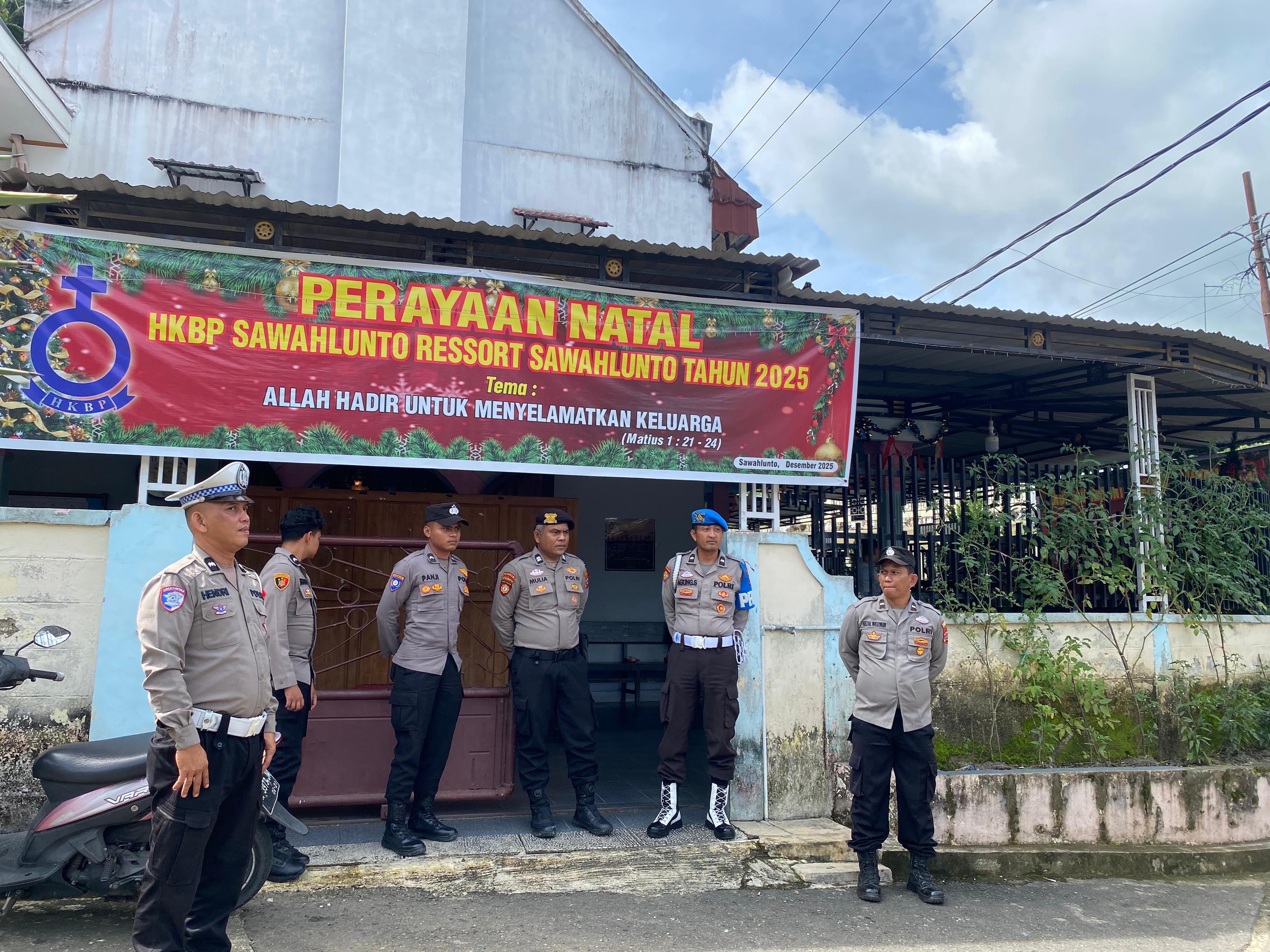 Pastikan Ibadah Aman dan Khidmat, Personel Ops Lilin 2025 Pos Yan Pasar Remaja Amankan Gereja HKBP Tanah Lapang