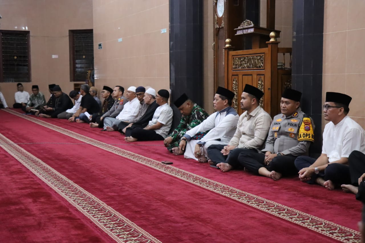 Sambut Tahun Baru 2026 dengan Doa, Kapolres Sawahlunto dan Forkopimda Gelar Dzikir Bersama di Masjid Agung Nurul Islam