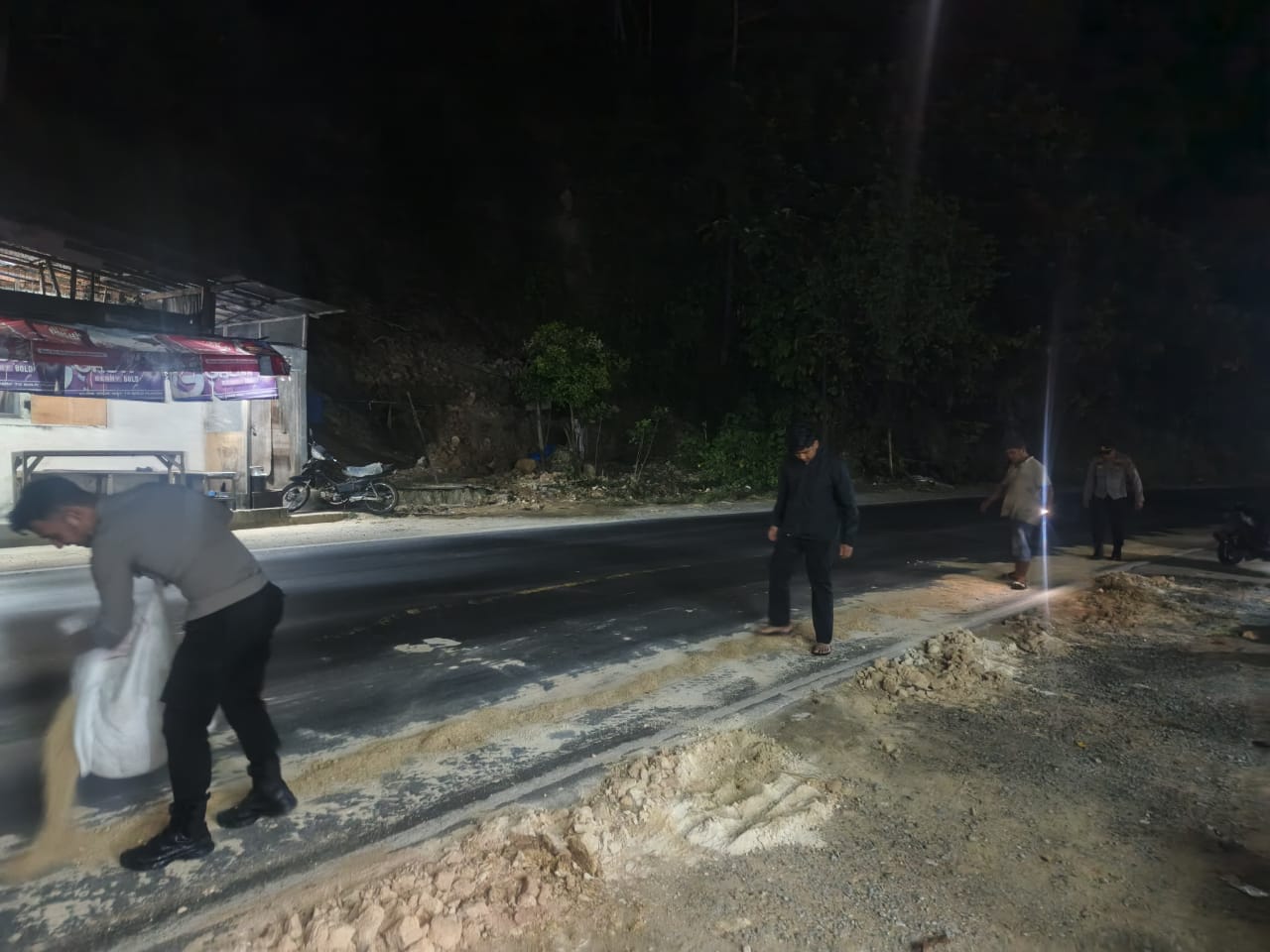 Respon Cepat Ops Lilin 2025, Personel Pos PAM Ops Lilin Muaro Kalaban Polres Sawahlunto Bersihkan Tumpahan Solar di Jalinsum KM 12